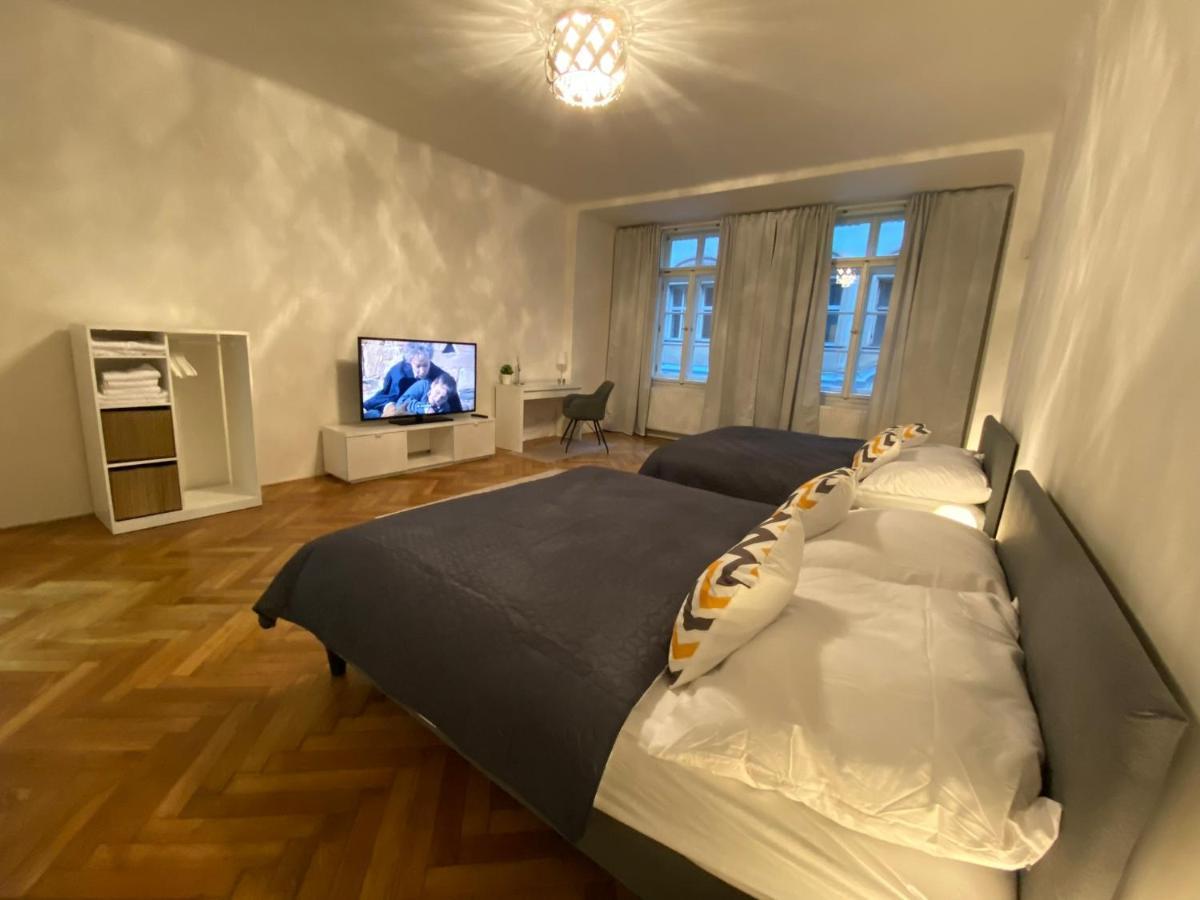 Spacious Apartment On Wenceslas Square Prague Exterior photo