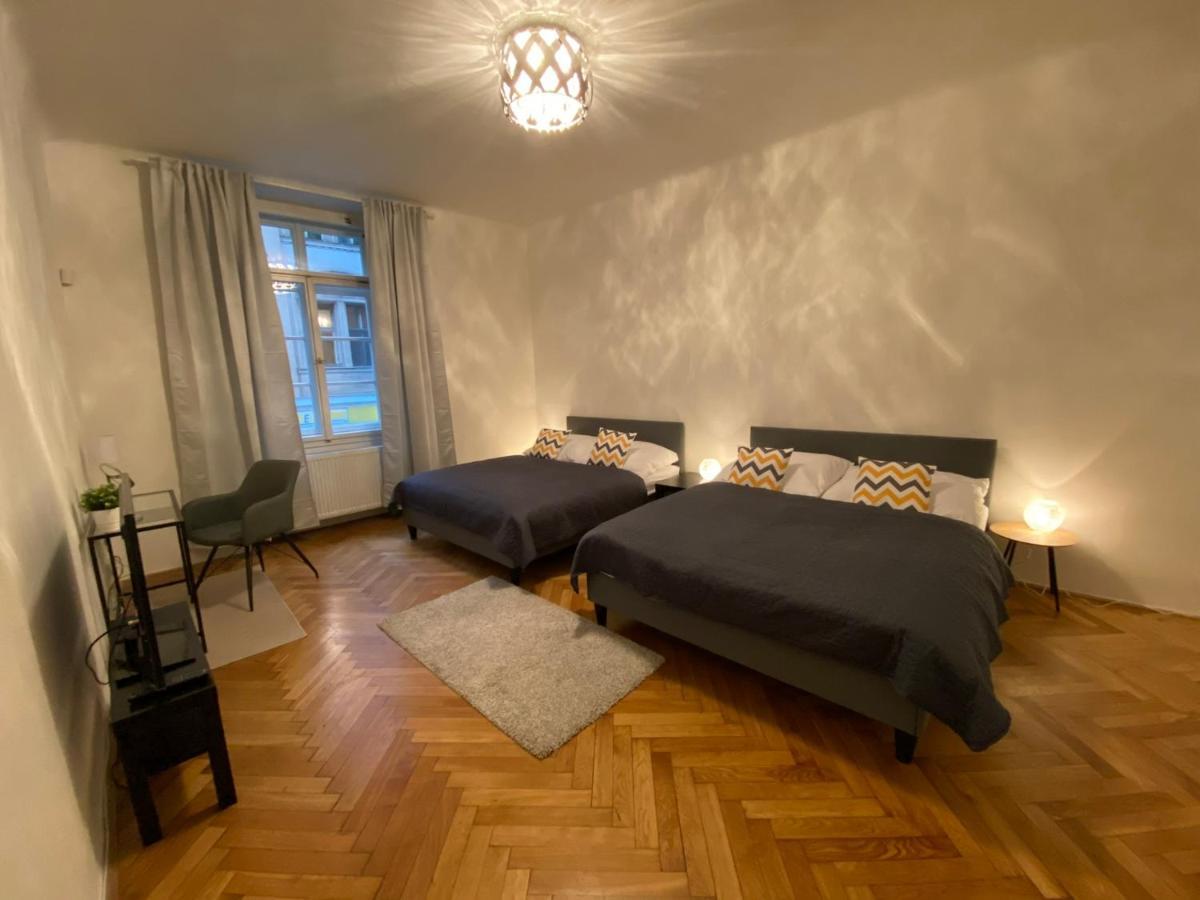 Spacious Apartment On Wenceslas Square Prague Exterior photo