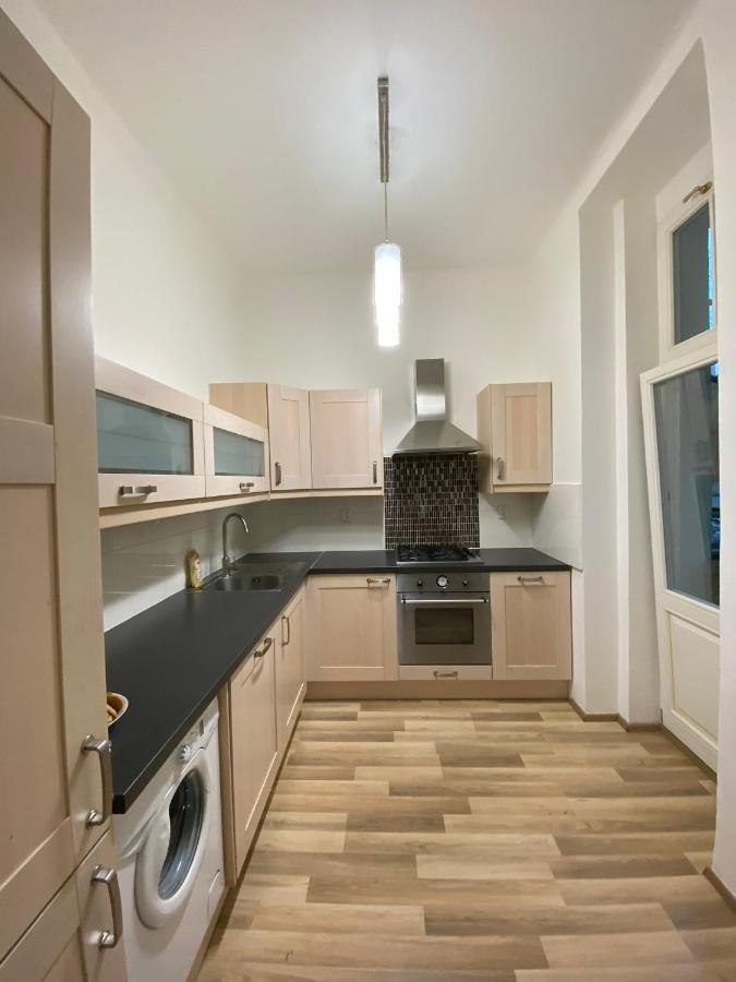 Spacious Apartment On Wenceslas Square Prague Exterior photo