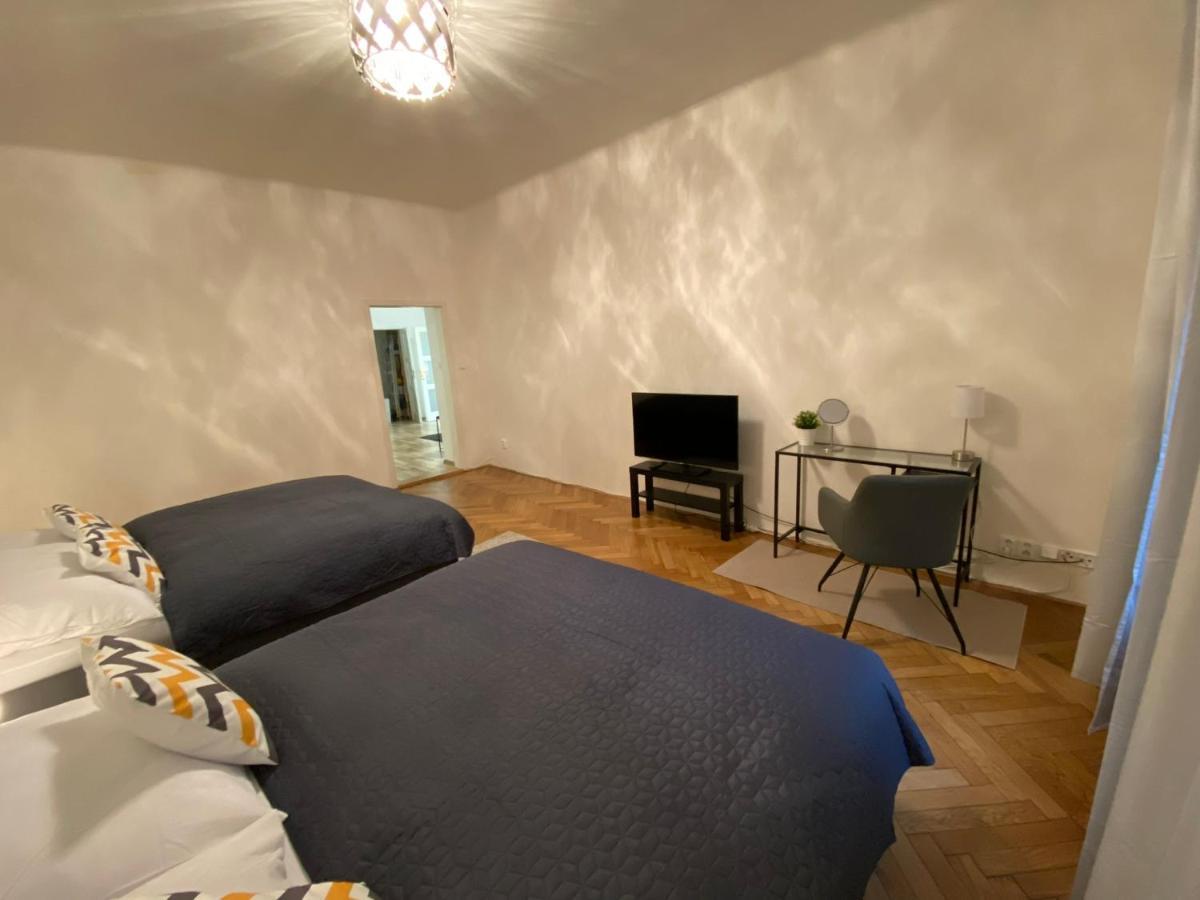 Spacious Apartment On Wenceslas Square Prague Exterior photo